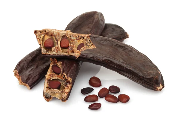 Moget Carob Skida Och Frön Isolerad Vit Bakgrund — Stockfoto