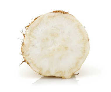 Taze kereviz, yarım kereviz beyaz arka plan üzerinde izole. Stüdyo vurdu.