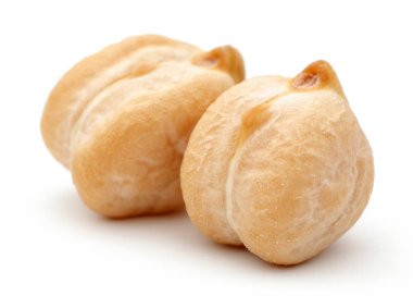 Beyaz arka plan üzerinde izole kuru nohut fasulye