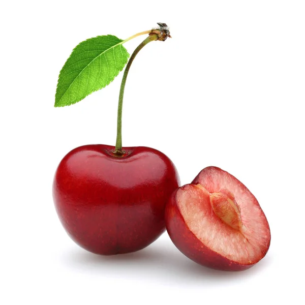Zralé Červené Cherry Šťavnaté Polovinu Cherry List Izolovaných Bílém Pozadí — Stock fotografie