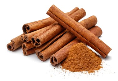 Tarçın çubukları ve toz beyaz arkaplanda izole