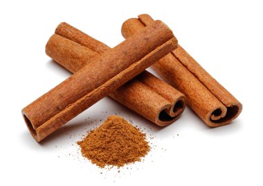 Tarçın çubukları ve toz beyaz arkaplanda izole