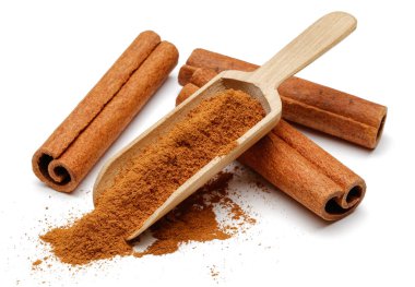 Tarçın tozu ve beyaz arka plan üzerinde izole ahşap kepçe ile