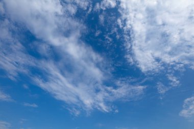 Arka plan mavi gökyüzünde bulutlar, tam kare ile