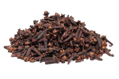 Karanfil tomurcukları beyaz arka plan üzerinde izole yığını. Makro, stüdyo vurdu.