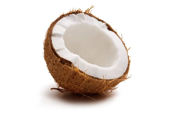 Frische Kokosnuss Halb Gebrochen Isoliert Auf Weißem Hintergrund — Stockfoto