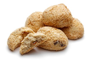 Beyaz bir arka plan üzerinde izole kuru üzüm kurabiyeleri