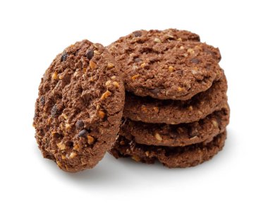 Beyaz arka plan üzerinde izole çikolata ve fındık kurabiyeler. Makro, stüdyo vurdu