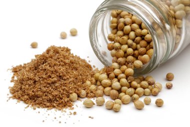 Kişniş ve beyaz arka plan üzerinde izole toz