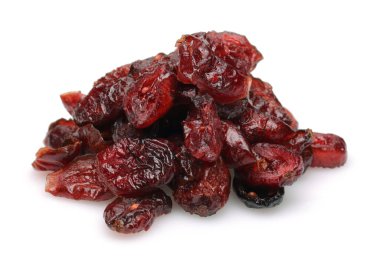 Kurutulmuş yaban mersini beyaz arka planda izole edilmiş.