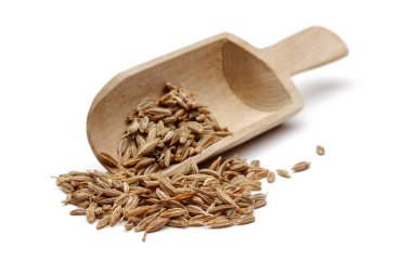 Tahta kaşık beyaz arka plan üzerinde izole kimyon tohumu