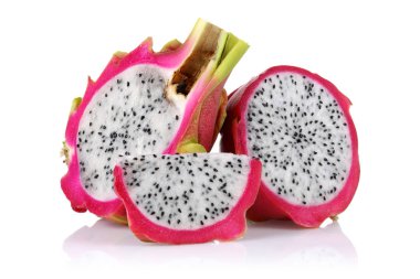Yarım dragon meyve ve beyaz arka plan üzerinde izole dilim