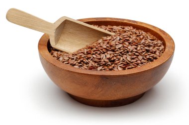 ahşap kase beyaz zemin üzerine izole keten tohumu