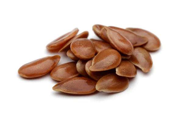 Beyaz arka plan üzerinde makro çekim izole keten tohumu yığını
