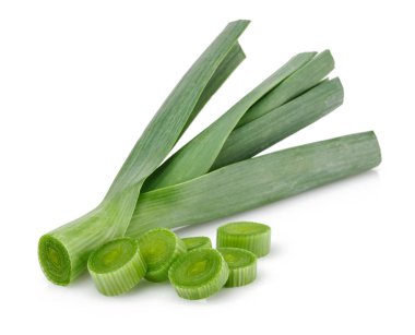Beyaz arka plan üzerinde izole taze yeşil sarımsak dilimlenmiş