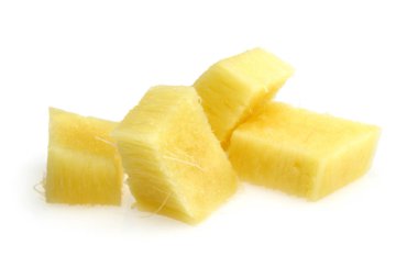 Beyaz arka plan üzerinde izole zencefil kökü dilimleri