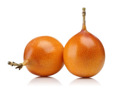 Beyaz arka plan üzerinde izole iki bütün granadilla