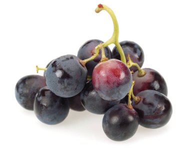 Beyaz arkaplanda izole edilmiş bir grup siyah üzüm