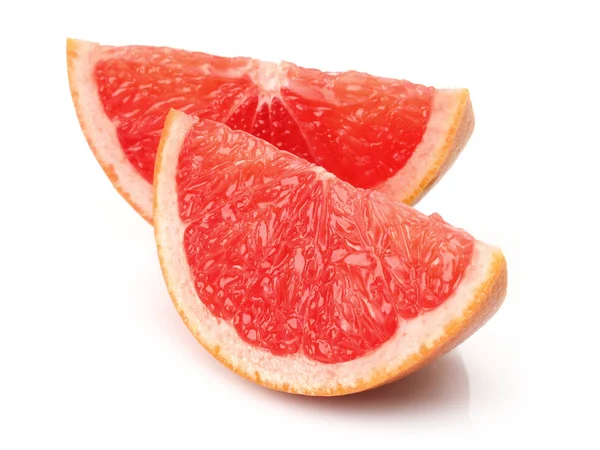 Beyaz arka planda izole edilmiş taze greyfurt dilimleri