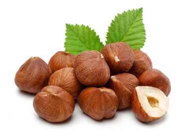 Fındık ve izole üzerinde beyaz arka plan yapraklar