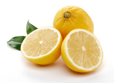 Beyaz arkaplanda yaprakları olan taze limon