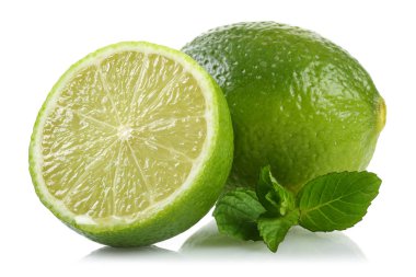 Bütün ve beyaz arka plan üzerinde izole nane yaprakları ile kireç dilim