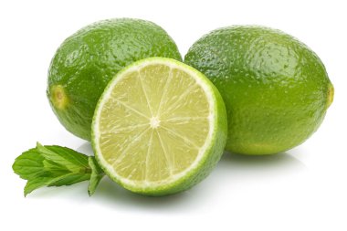 Bütün ve beyaz arka plan üzerinde izole nane yaprakları ile kireç dilim