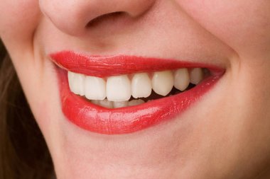 Gülümseyen kız ve sağlıklı dişler, makro çekim