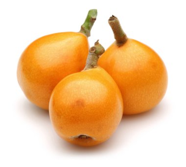 Olgun yenidünya, beyaz arka plan üzerinde izole