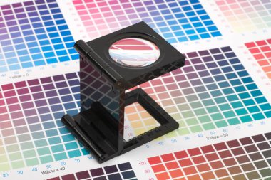 Büyüteç ayakta renk renk örneği kağıda yazdırma