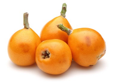 Olgun yenidünya, beyaz arka plan üzerinde izole