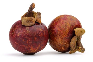 Beyaz arka planda izole edilmiş mangosteen meyveleri