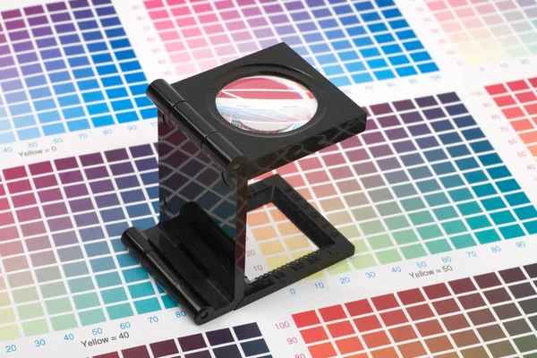 Büyüteç ayakta renk renk örneği kağıda yazdırma