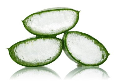 Taze aloe vera beyaz arka plan üzerinde izole dilimlenmiş