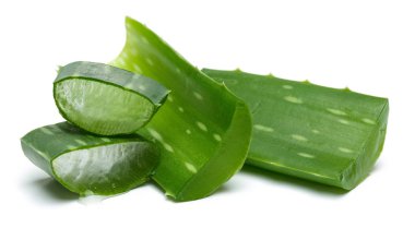 Taze aloe vera beyaz arka plan üzerinde izole dilimlenmiş
