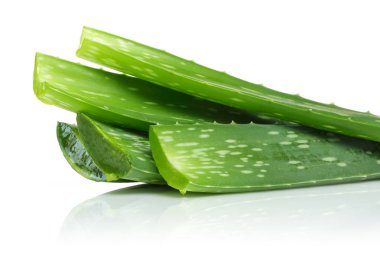 Taze aloe vera beyaz arka plan üzerinde izole dilimlenmiş