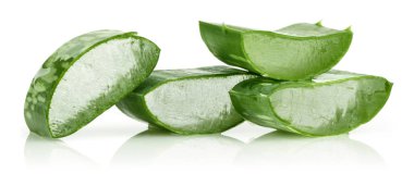 Taze aloe vera beyaz arka plan üzerinde izole dilimlenmiş