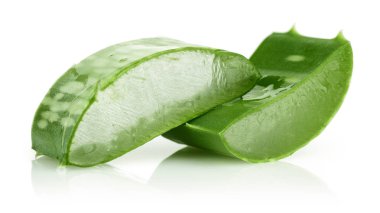 Taze aloe vera beyaz arka plan üzerinde izole dilimlenmiş