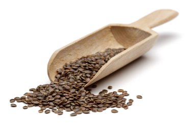 Isırgan tohumu ve beyaz arka plan üzerinde izole ahşap kepçe