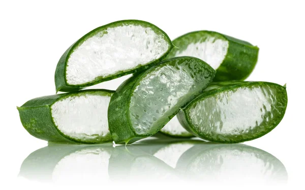 Taze aloe vera beyaz arka plan üzerinde izole dilimlenmiş