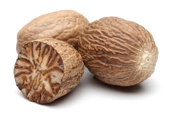 Bütün ve beyaz arka plan üzerinde izole yarım küçük hindistan cevizi