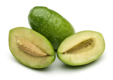 Yeşil zeytin ve dilim beyaz arka plan üzerinde izole