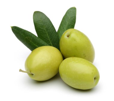 Yeşil zeytin ve beyaz arka plan üzerinde izole yaprakları
