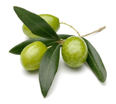 Yeşil zeytin ve beyaz arka plan üzerinde izole yaprakları
