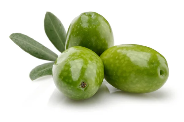 Aceitunas Hojas Verdes Aisladas Sobre Fondo Blanco — Foto de Stock