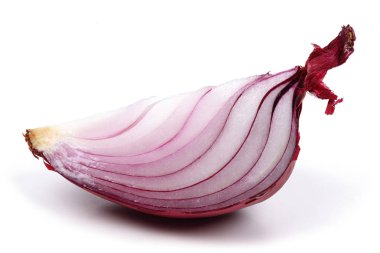 Beyaz arka plan üzerinde izole kırmızı soğan dilimi