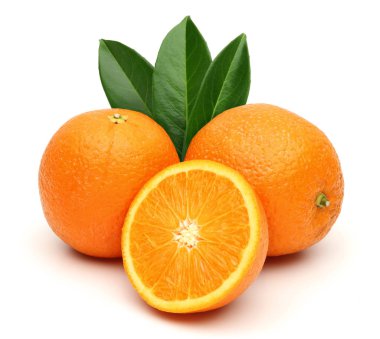 Taze portakal ve beyaz arka plan üzerinde izole yaprakları