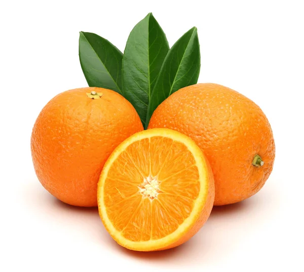 Taze portakal ve beyaz arka plan üzerinde izole yaprakları