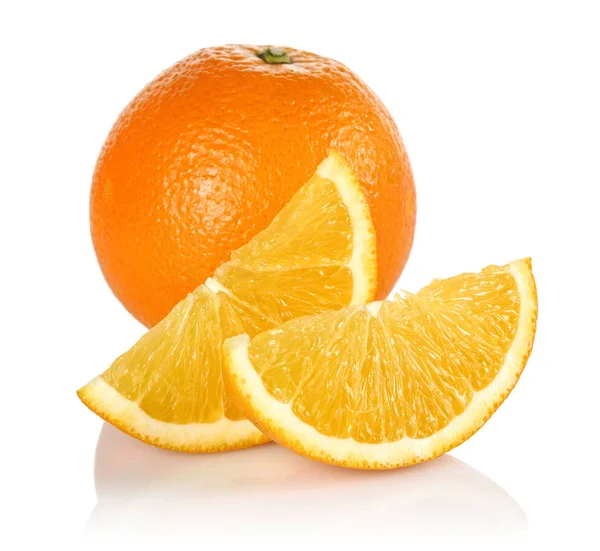 Fris Oranje Segmenten Geïsoleerd Witte Achtergrond — Stockfoto