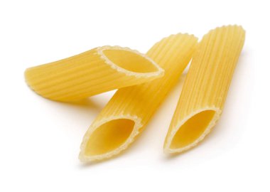 Beyaz arka plan üzerinde izole penne makarna